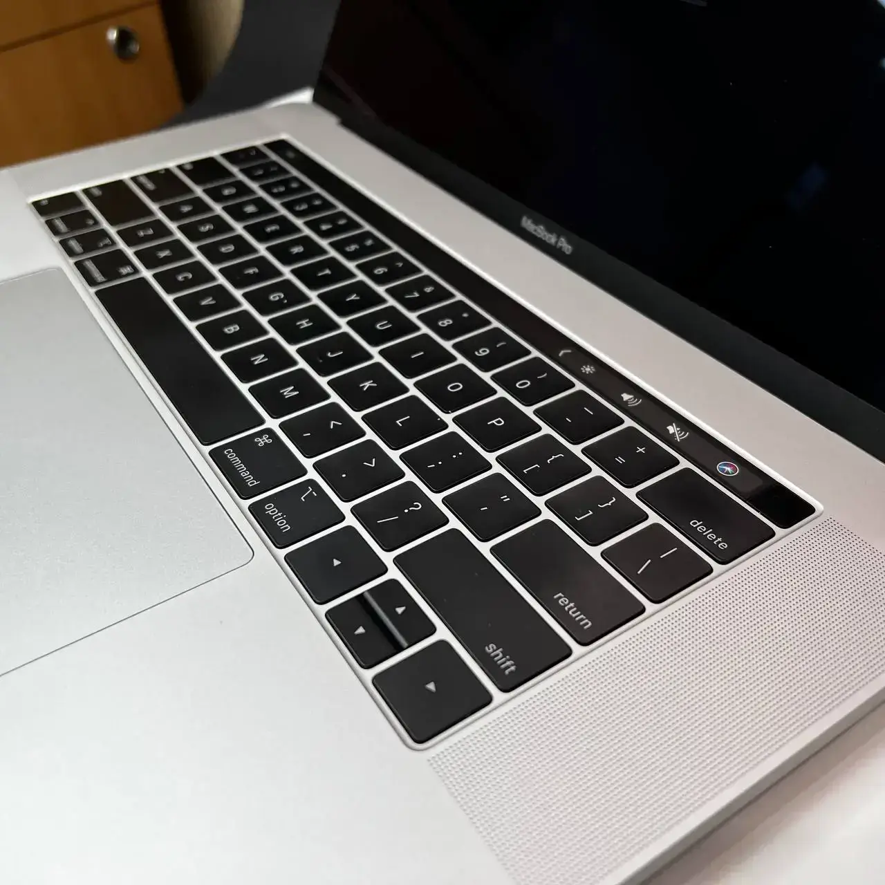 💻 USED MacBook Pro 15" Silver (MR962) 2018, (i7/16GB/256GB), (Стан - 9/10. Комплект - MacBook + З.П. | гарантія - 1 міс.) - Cycle 300