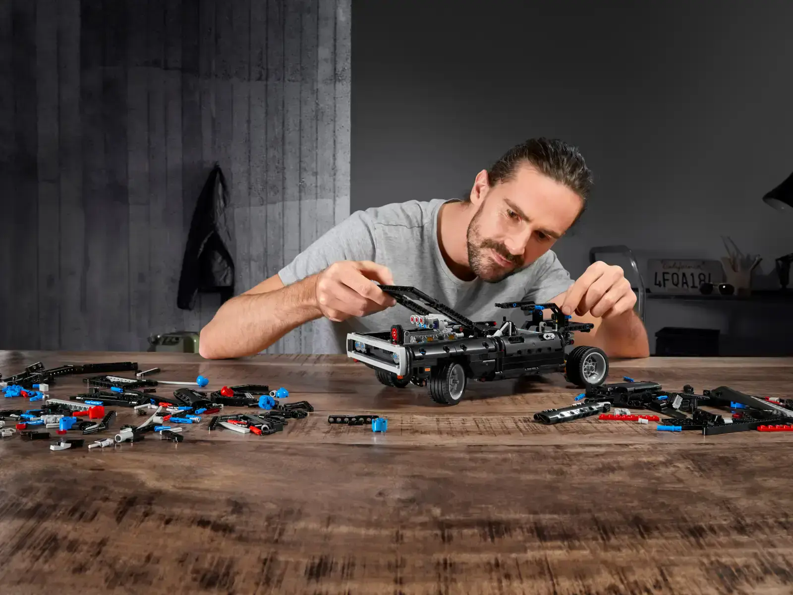 Авто-конструктор LEGO Technic Dom's Dodge Charger (42111)