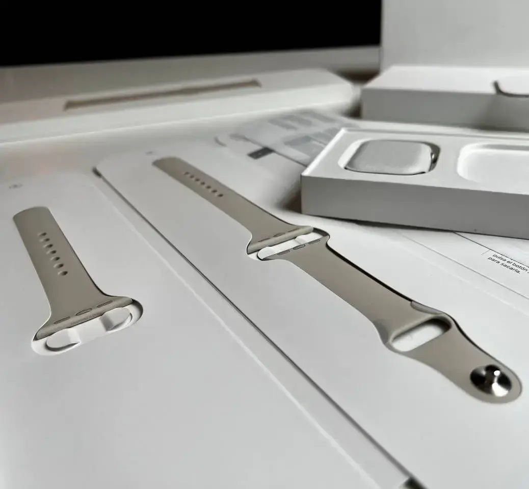 ⏰OPEN BOX Apple Watch Series 8 GPS 41mm Starlight Aluminum Case with Starlight Sport Band - Regular (MNP63)