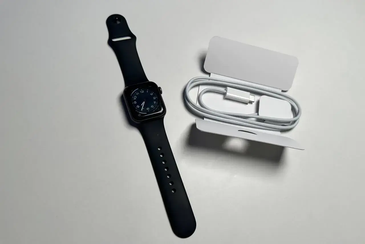 USED Apple Watch Series 4 (GPS + Cellular) 40mm Space Gray Aluminium Case with Black Sport Band (MTUG2, MTVD2)