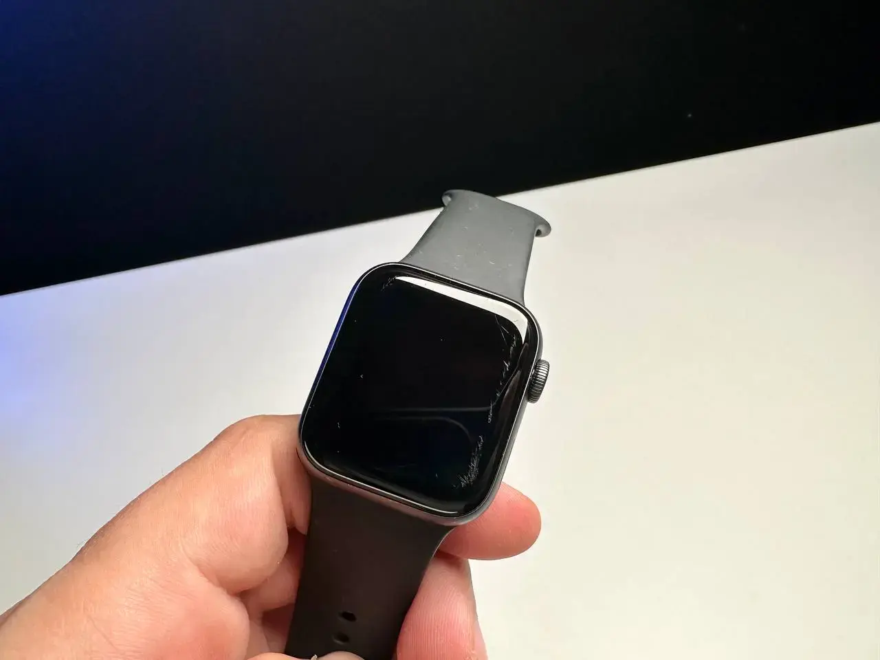 USED Apple Watch Series 4 (GPS + Cellular) 40mm Space Gray Aluminium Case with Black Sport Band (MTUG2, MTVD2)