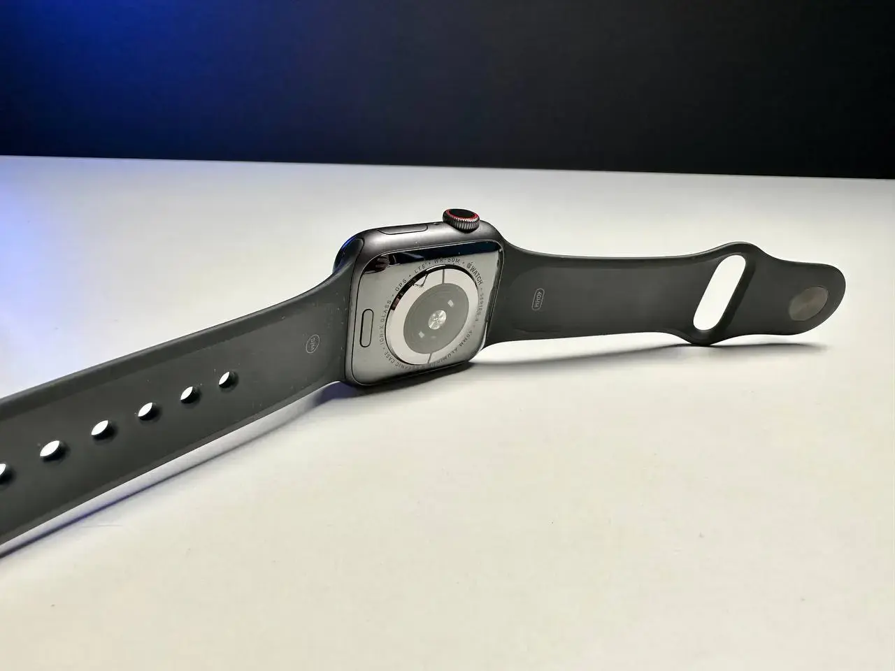 USED Apple Watch Series 4 (GPS + Cellular) 40mm Space Gray Aluminium Case with Black Sport Band (MTUG2, MTVD2)
