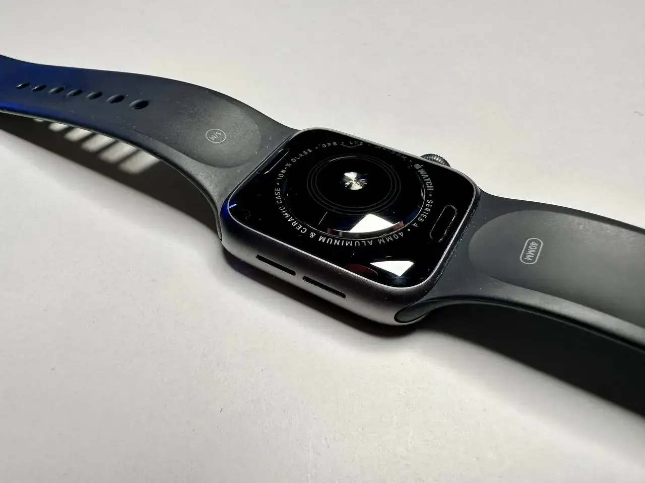 USED Apple Watch Series 4 (GPS + Cellular) 40mm Space Gray Aluminium Case with Black Sport Band (MTUG2, MTVD2)
