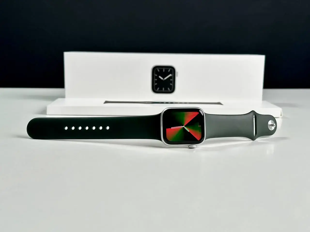 USED Apple Watch Series 5 GPS 40mm Silver Aluminum Case with White Sport Band (MWV62)