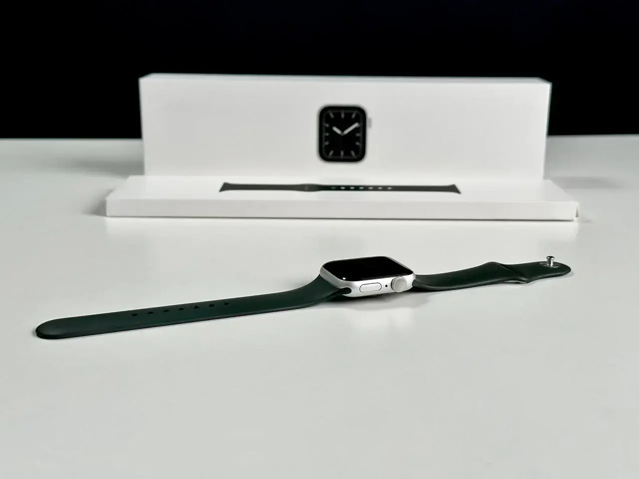 USED Apple Watch Series 5 GPS 40mm Silver Aluminum Case with White Sport Band (MWV62)