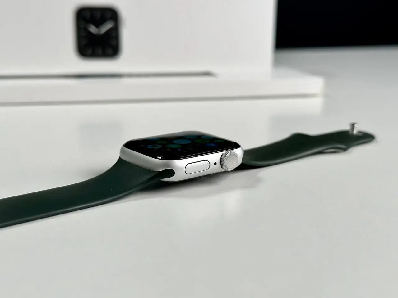 USED Apple Watch Series 5 GPS 40mm Silver Aluminum Case with White Sport Band (MWV62)