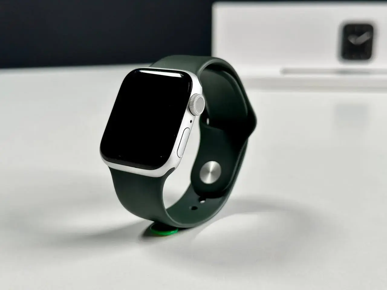 USED Apple Watch Series 5 GPS 40mm Silver Aluminum Case with White Sport Band (MWV62)