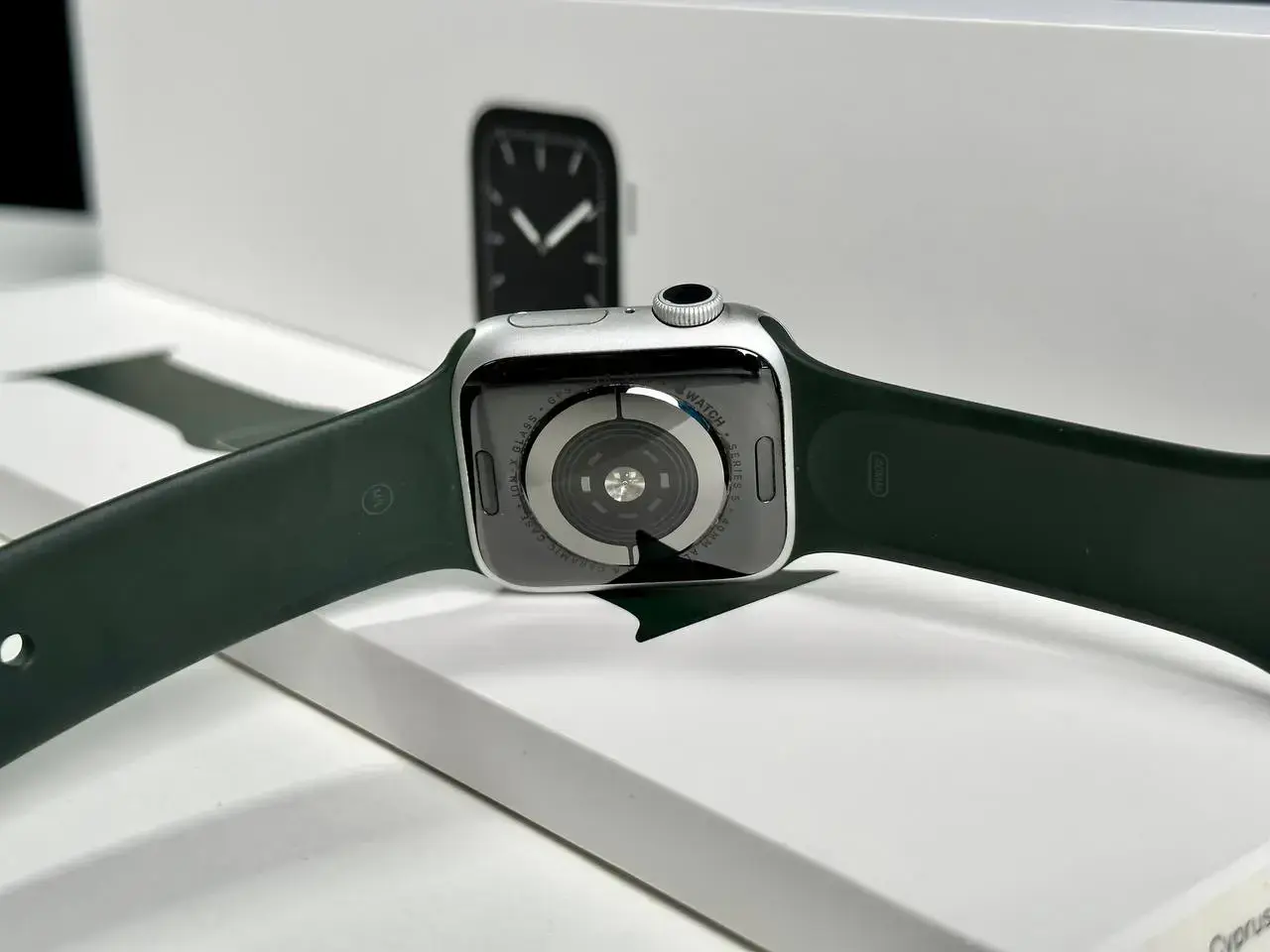 USED Apple Watch Series 5 GPS 40mm Silver Aluminum Case with White Sport Band (MWV62)
