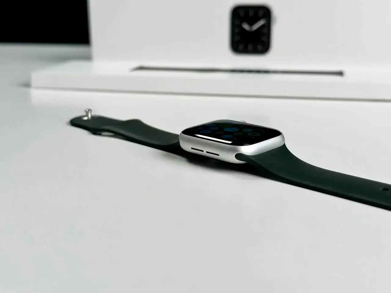 USED Apple Watch Series 5 GPS 40mm Silver Aluminum Case with White Sport Band (MWV62)