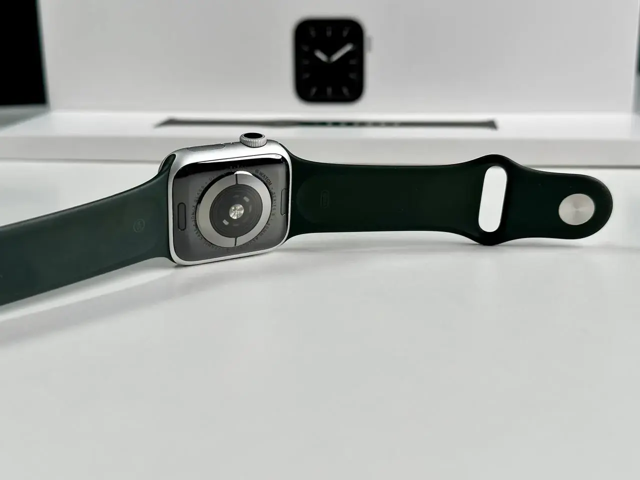 USED Apple Watch Series 5 GPS 40mm Silver Aluminum Case with White Sport Band (MWV62)