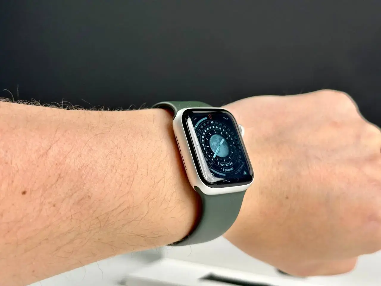 USED Apple Watch Series 5 GPS 40mm Silver Aluminum Case with White Sport Band (MWV62)