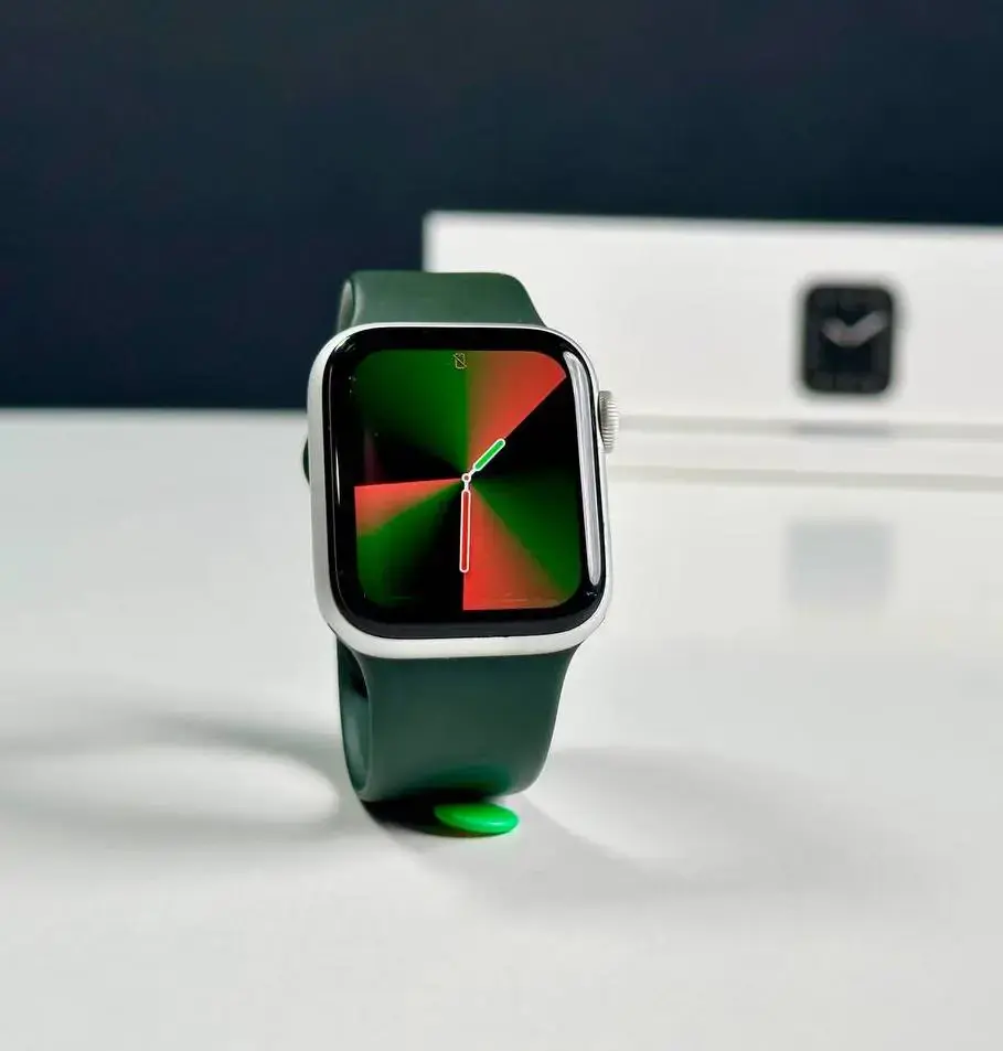 USED Apple Watch Series 5 GPS 40mm Silver Aluminum Case with White Sport Band (MWV62)