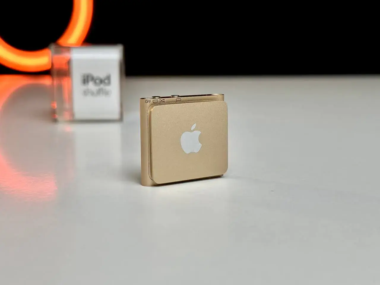 USED Apple iPod shuffle 5Gen 2GB Gold (MKM92)