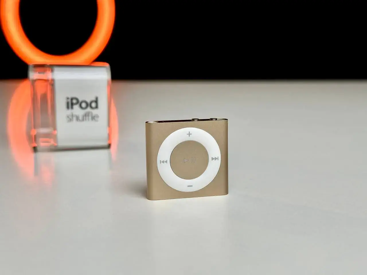 USED Apple iPod shuffle 5Gen 2GB Gold (MKM92)