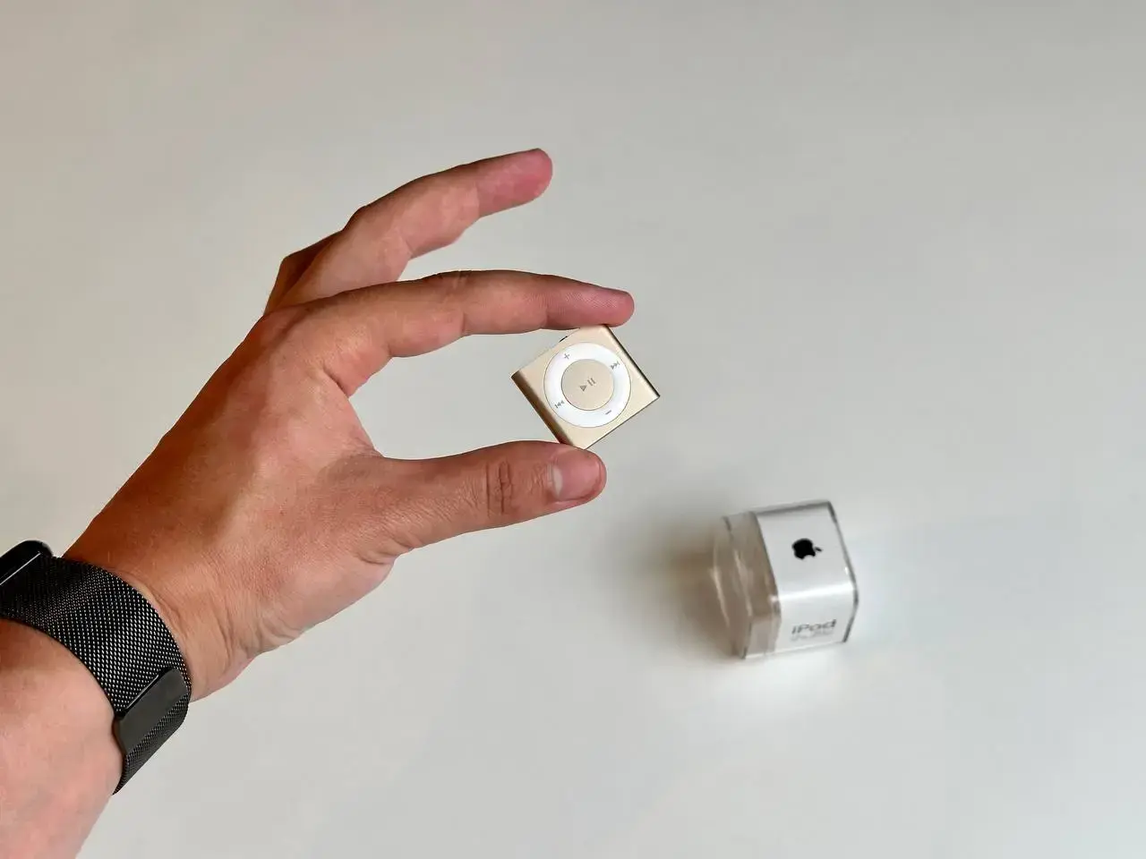 USED Apple iPod shuffle 5Gen 2GB Gold (MKM92)