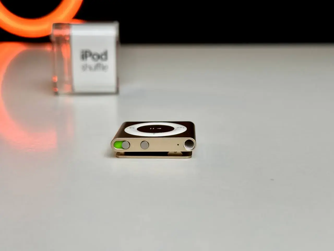 USED Apple iPod shuffle 5Gen 2GB Gold (MKM92)