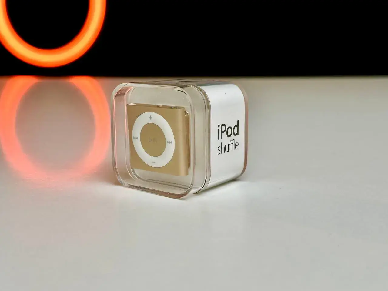 USED Apple iPod shuffle 5Gen 2GB Gold (MKM92)