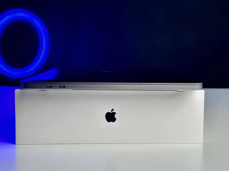 ВЖИВАНИЙ MacBook Pro 13" Space Gray (MV962) 2019 | 4-ядерний Intel Core i5 | 2,4 - 4,1 ГГц | 256 ГБ SSD | 8 ГБ (2133 МГц) | Intel Iris Plus Graphics 655 | Стан: гарний | Акумулятор: 80% | Гарантія: 1 місяць | Комплект: повний