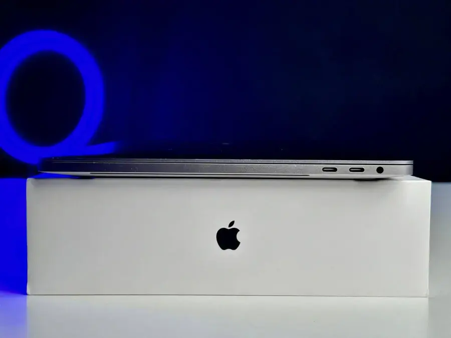 ВЖИВАНИЙ MacBook Pro 13" Space Gray (MV962) 2019 | 4-ядерний Intel Core i5 | 2,4 - 4,1 ГГц | 256 ГБ SSD | 8 ГБ (2133 МГц) | Intel Iris Plus Graphics 655 | Стан: гарний | Акумулятор: 80% | Гарантія: 1 місяць | Комплект: повний