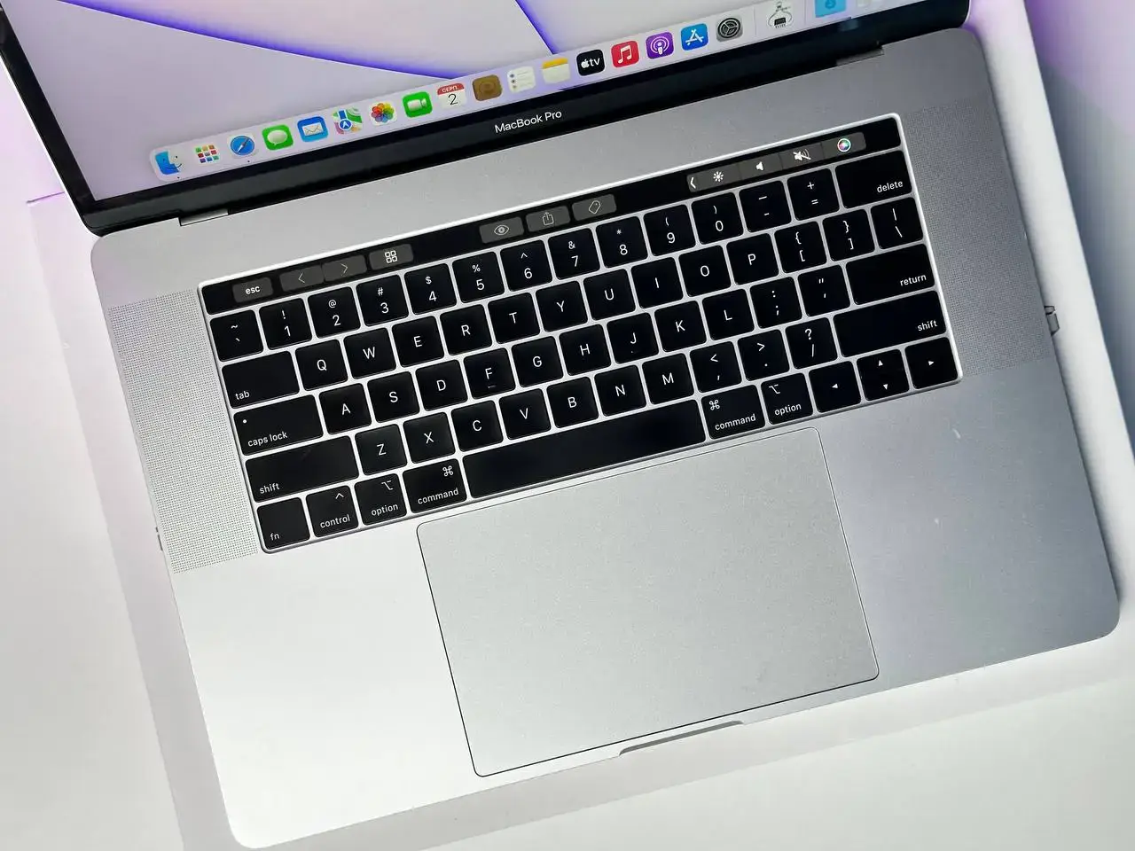 USED MacBook Pro 15" Silver (MR962) 2018 (і7/16GB/256SSD)(Стан - 8.7/10. Комплект - повний | гарантія - 1 міс.) - Cycle 221