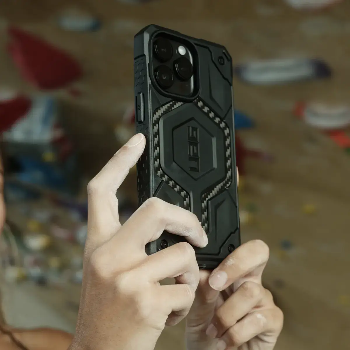 Чохол UAG Monarch Pro Case with MagSafe for iPhone 15 - Carbon Fiber (114219114242)