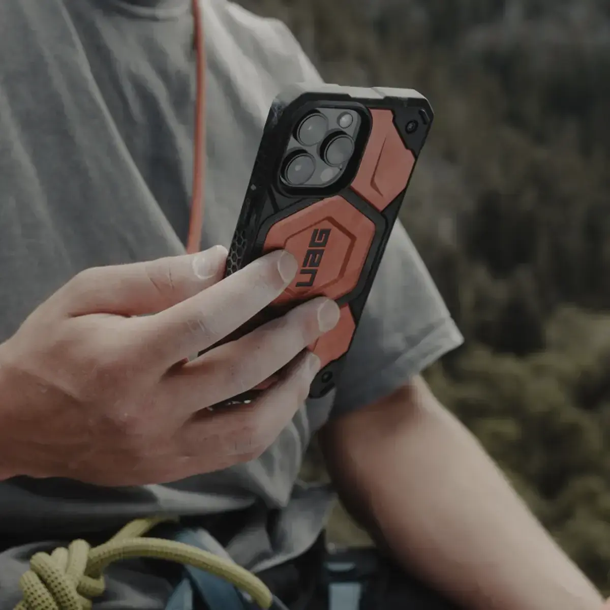 Чехол UAG Monarch Pro Case with MagSafe for iPhone 15 Plus - Carbon Fiber (114220114242)