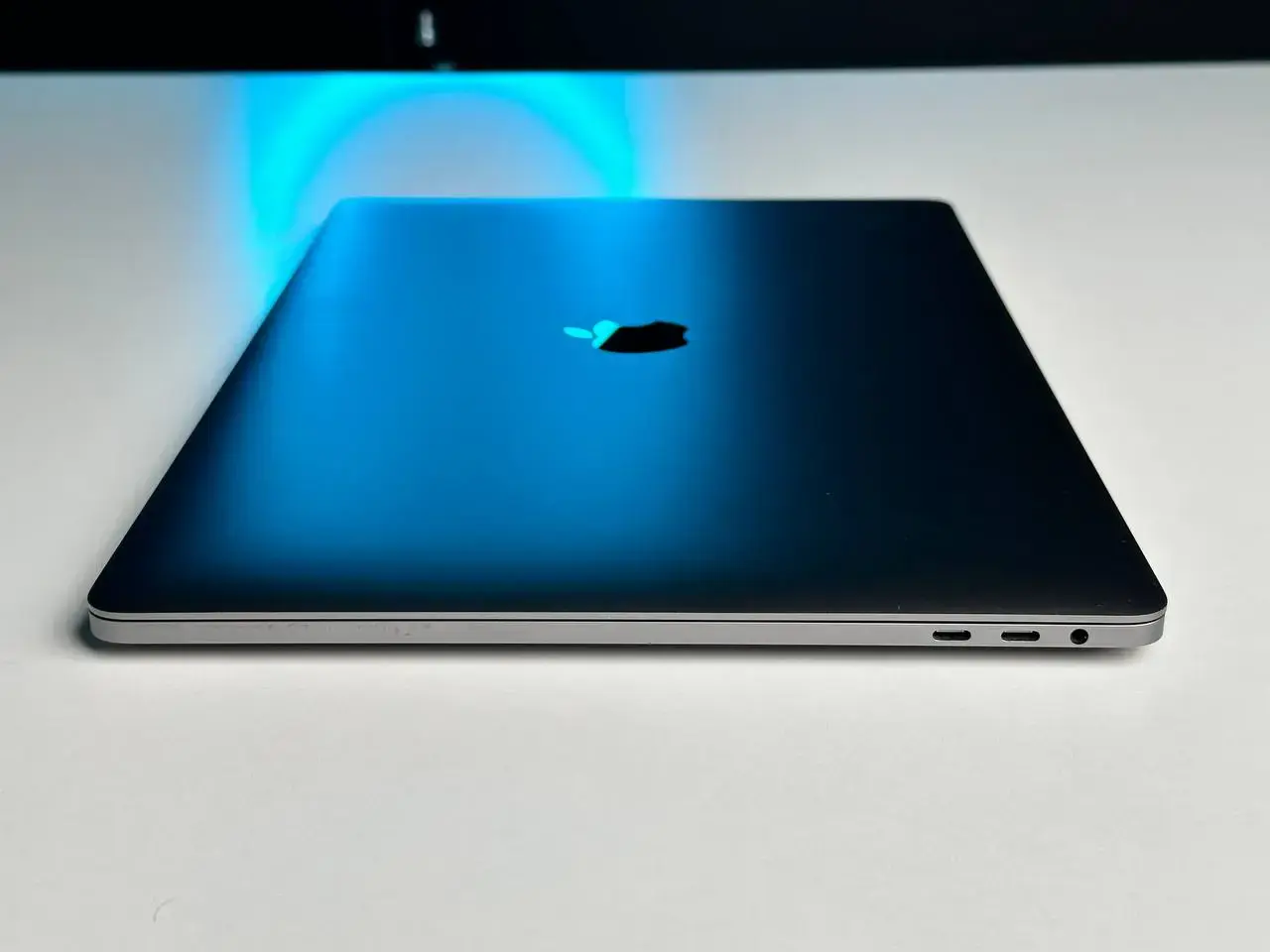 USED MacBook Pro 15" Space Gray (Z0V1003E6) 2018, (i9/32GB/512GB/Vega 4 ГБ)(Стан - 9/10. Комплект - повний | гарантія - 1 міс.) - Cycle 314