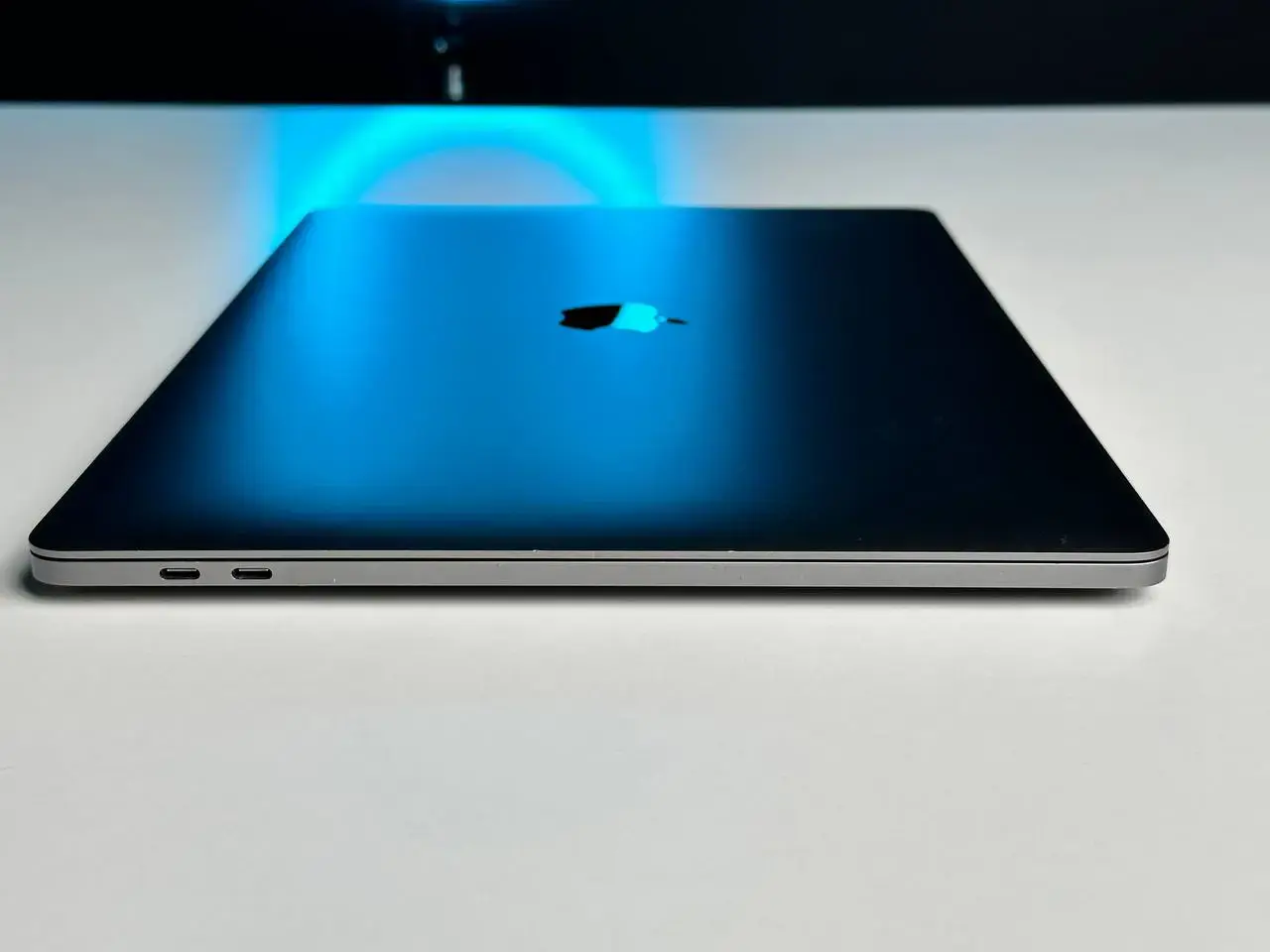 USED MacBook Pro 15" Space Gray (Z0V1003E6) 2018, (i9/32GB/512GB/Vega 4 ГБ)(Стан - 9/10. Комплект - повний | гарантія - 1 міс.) - Cycle 314