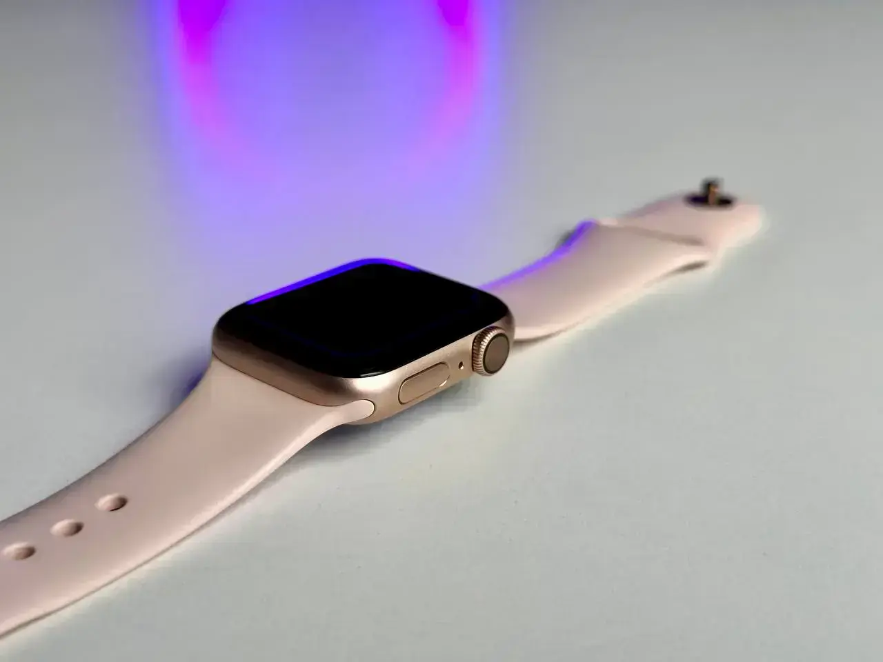 USED Apple Watch Series 4 (GPS) 40mm Gold Aluminum Case with Pink Sand Sport Band (MU682)