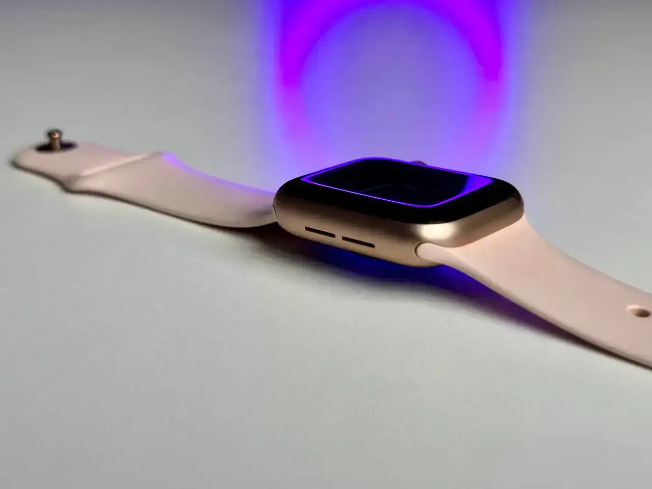 USED Apple Watch Series 4 (GPS) 40mm Gold Aluminum Case with Pink Sand Sport Band (MU682)