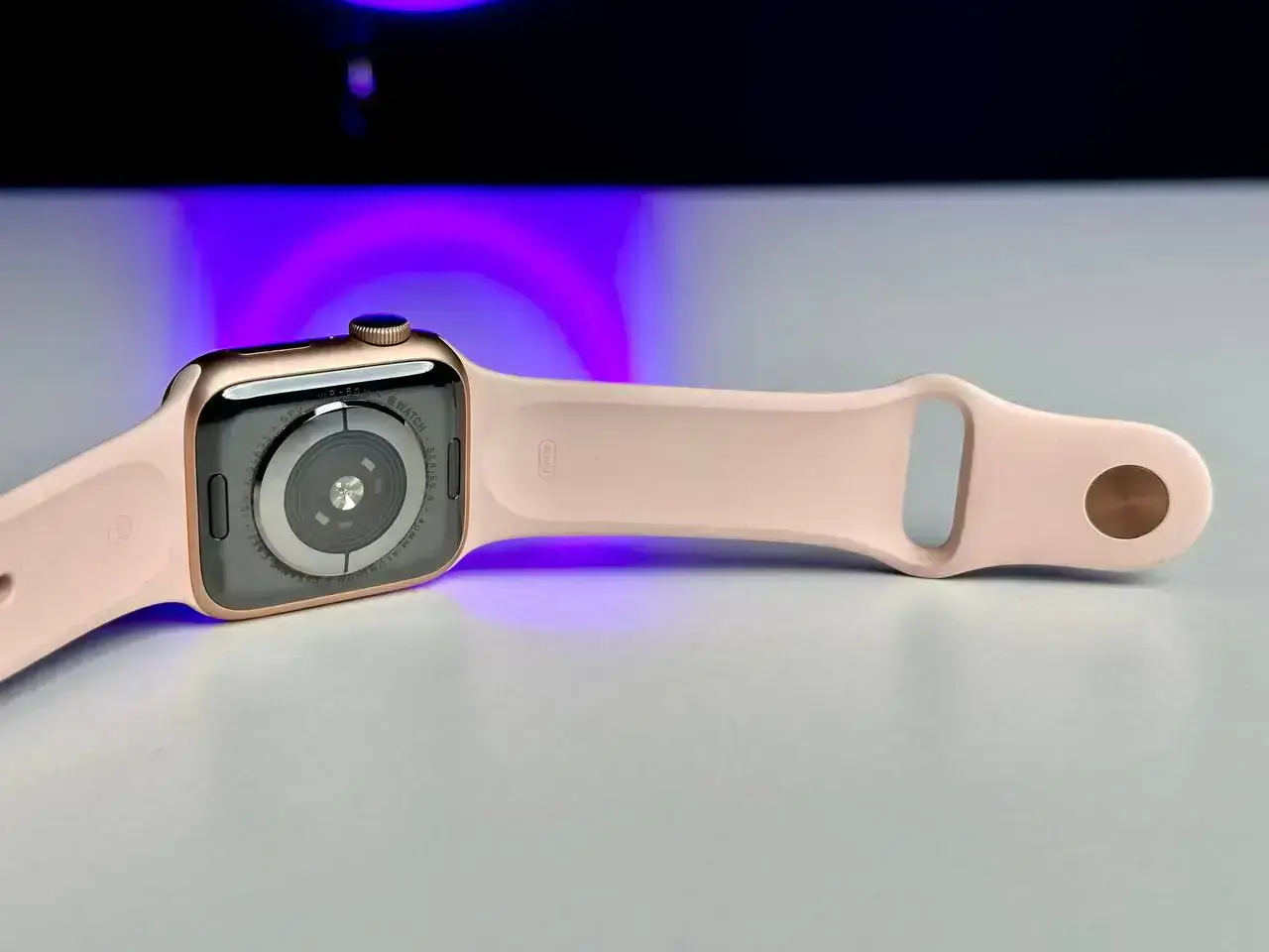 USED Apple Watch Series 4 (GPS) 40mm Gold Aluminum Case with Pink Sand Sport Band (MU682)