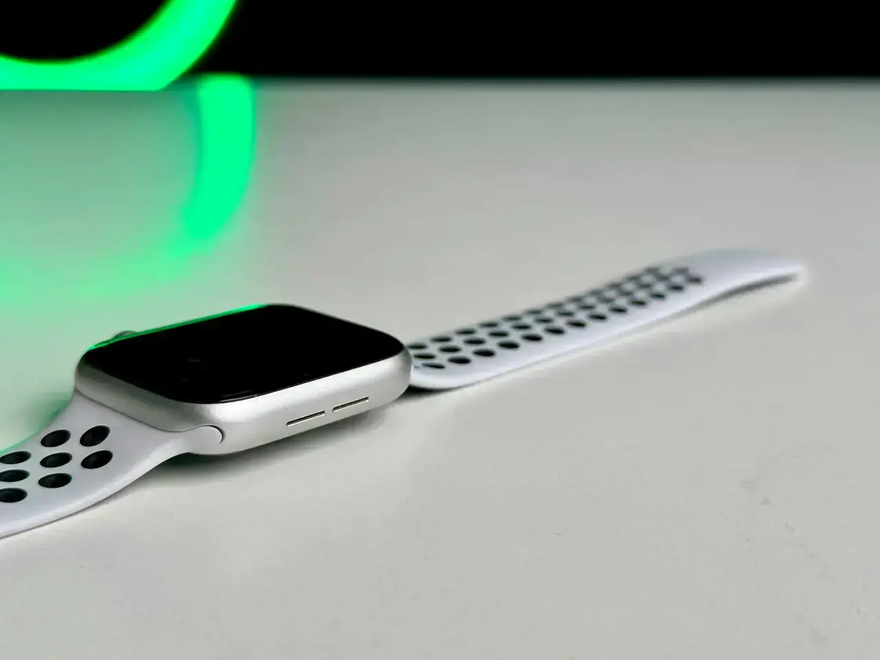 USED Apple Watch Series 4 Nike + (GPS) 44mm Silver Aluminium Case with Pure Platinum / Black Nike Sport Band (MU6K2)