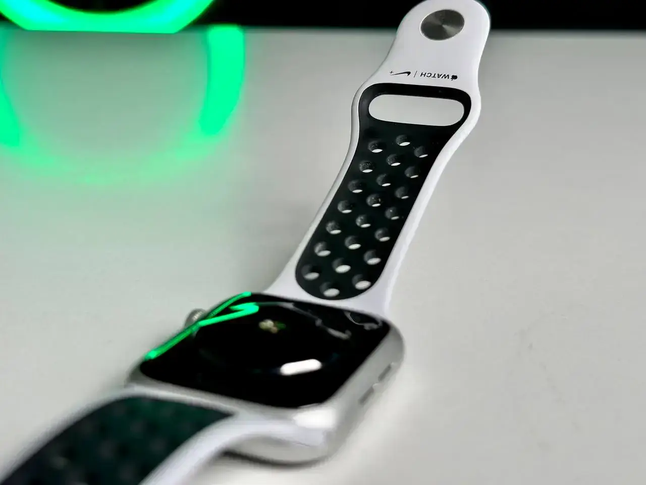 USED Apple Watch Series 4 Nike + (GPS) 44mm Silver Aluminium Case with Pure Platinum / Black Nike Sport Band (MU6K2)