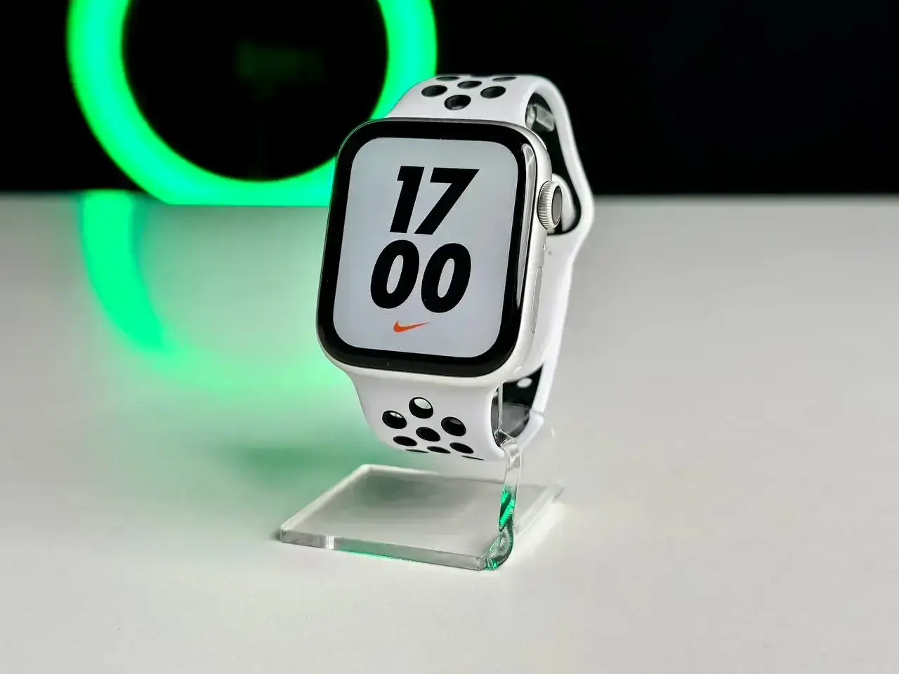 USED Apple Watch Series 4 Nike + (GPS) 44mm Silver Aluminium Case with Pure Platinum / Black Nike Sport Band (MU6K2)