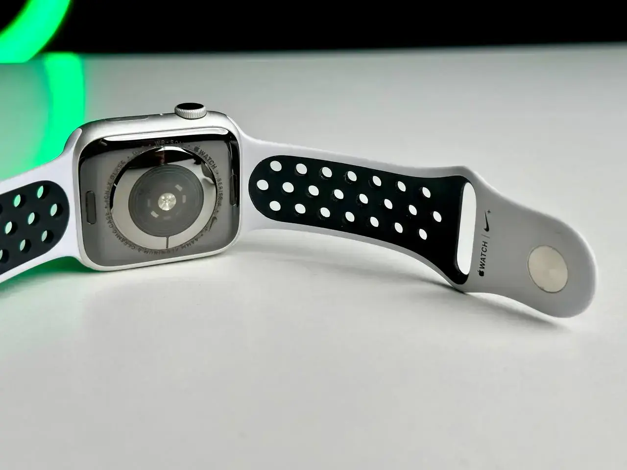 USED Apple Watch Series 4 Nike + (GPS) 44mm Silver Aluminium Case with Pure Platinum / Black Nike Sport Band (MU6K2)
