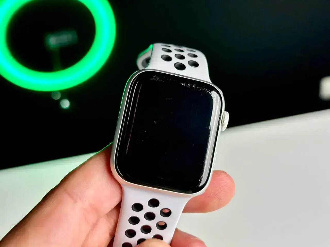 USED Apple Watch Series 4 Nike + (GPS) 44mm Silver Aluminium Case with Pure Platinum / Black Nike Sport Band (MU6K2)