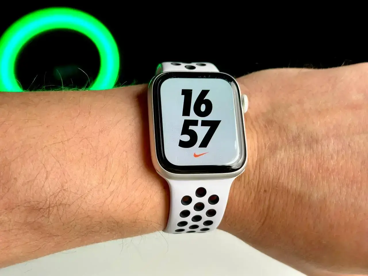 USED Apple Watch Series 4 Nike + (GPS) 44mm Silver Aluminium Case with Pure Platinum / Black Nike Sport Band (MU6K2)