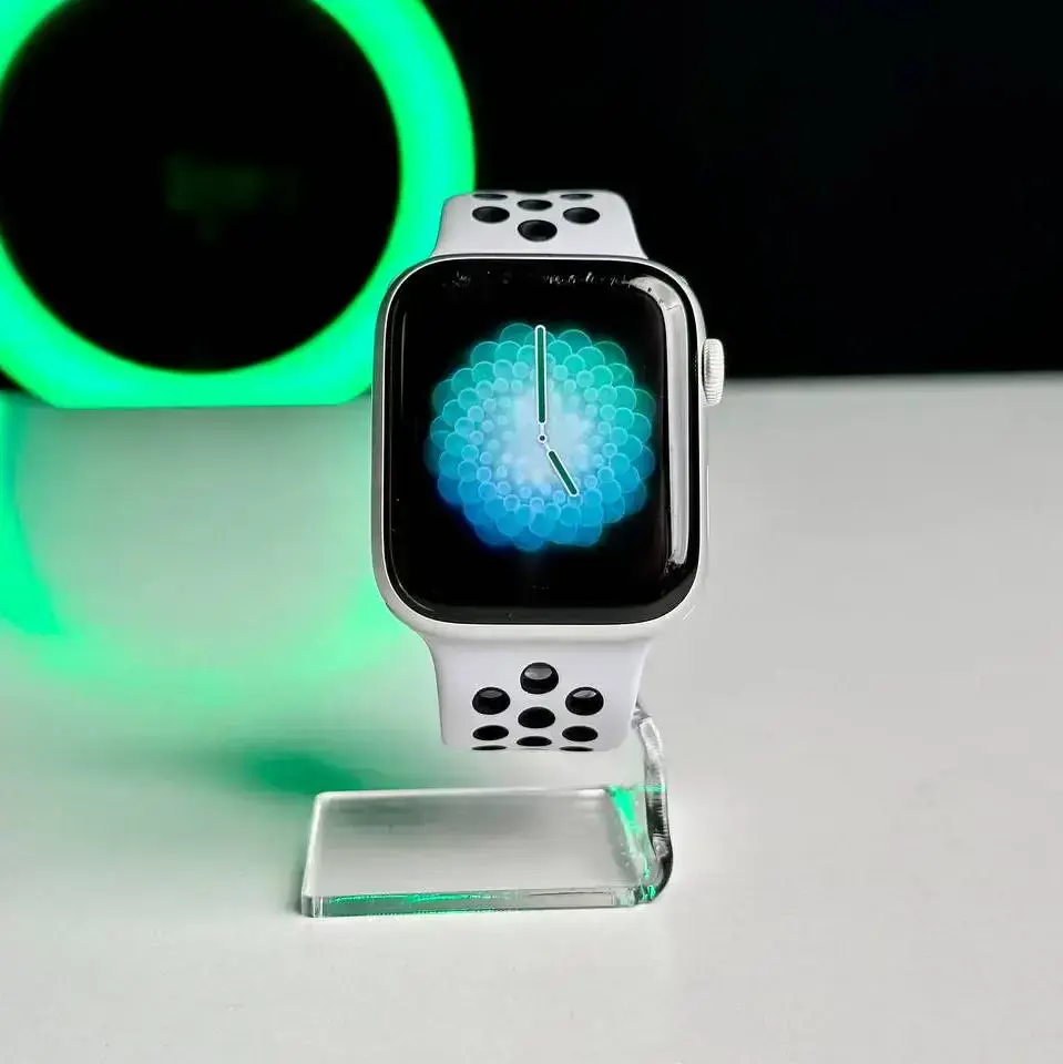 USED Apple Watch Series 4 Nike + (GPS) 44mm Silver Aluminium Case with Pure Platinum / Black Nike Sport Band (MU6K2)