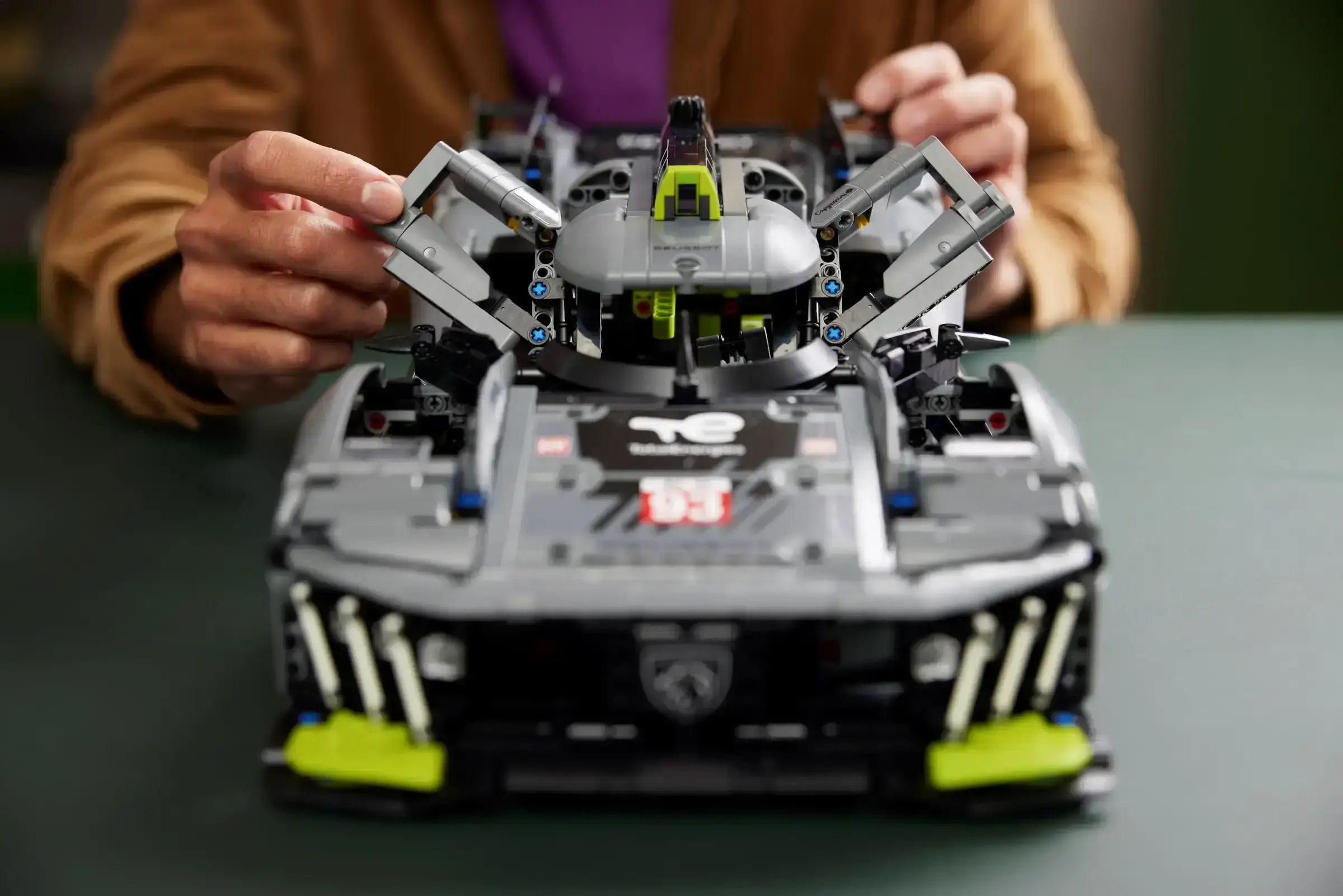 Авто-конструктор LEGO Peugeot 9X8 24H Le Mans Hybrid Hypercar (42156)