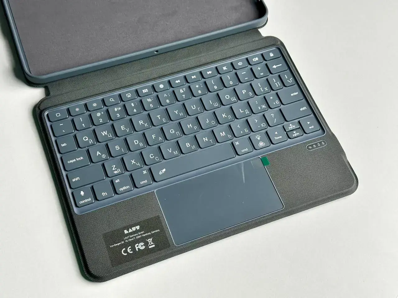 Чехол-клавиатура LAUT TYPEFOLIO Keyboard Case for iPad Pro 11-inch [2022-2018] / iPad Air 10.9-inch [2022 - 2020] - English (L_IPP21S_TY_BK)