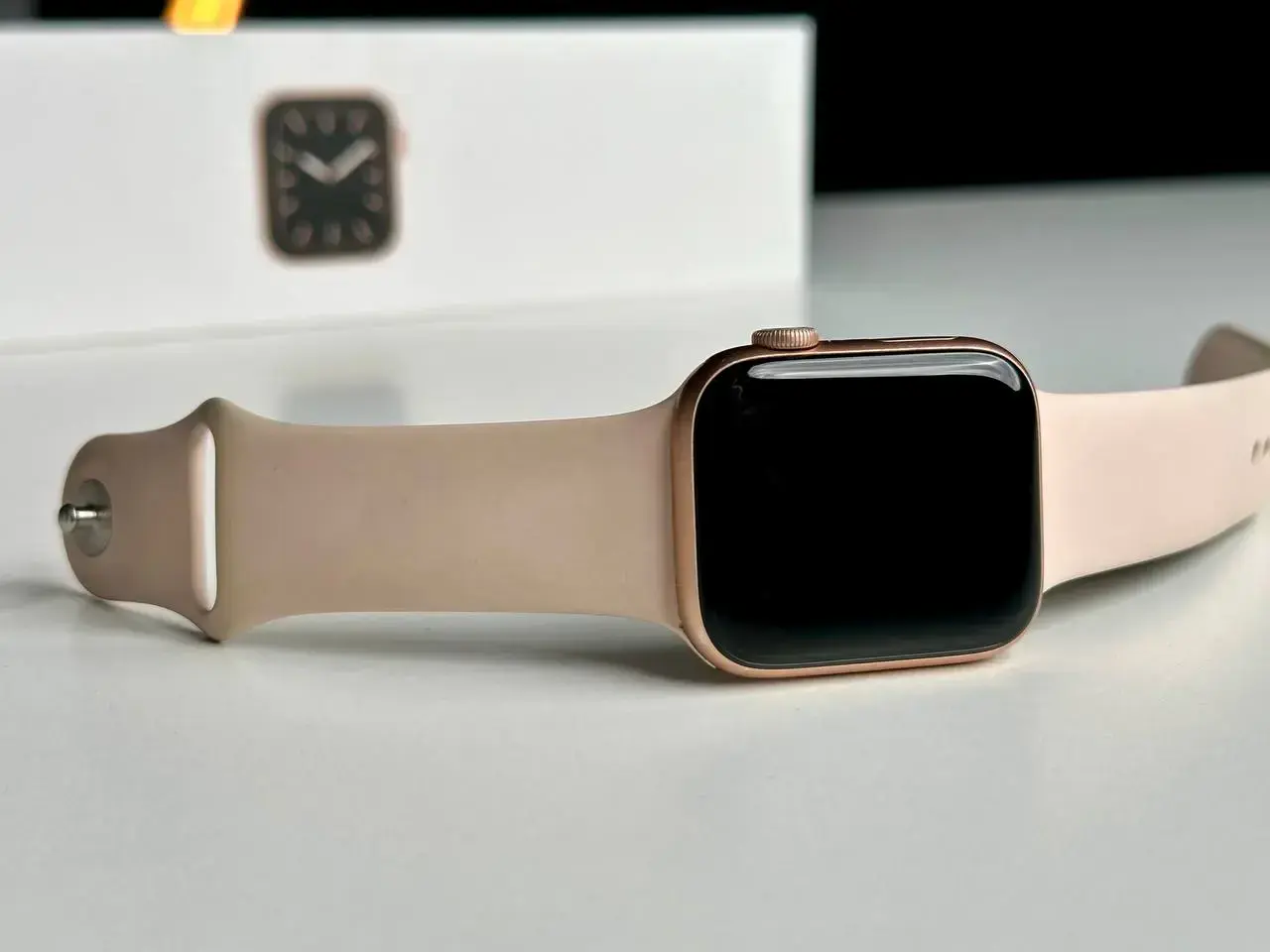 USED Apple Watch Series 5 GPS 44mm Gold Aluminum Case with Pink Sand Sport Band (MWVE2)