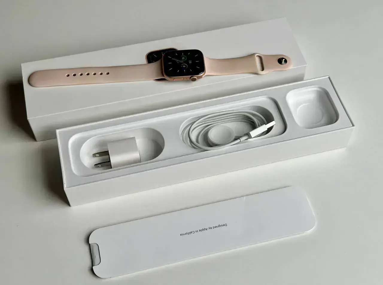 USED Apple Watch Series 5 GPS 44mm Gold Aluminum Case with Pink Sand Sport Band (MWVE2)