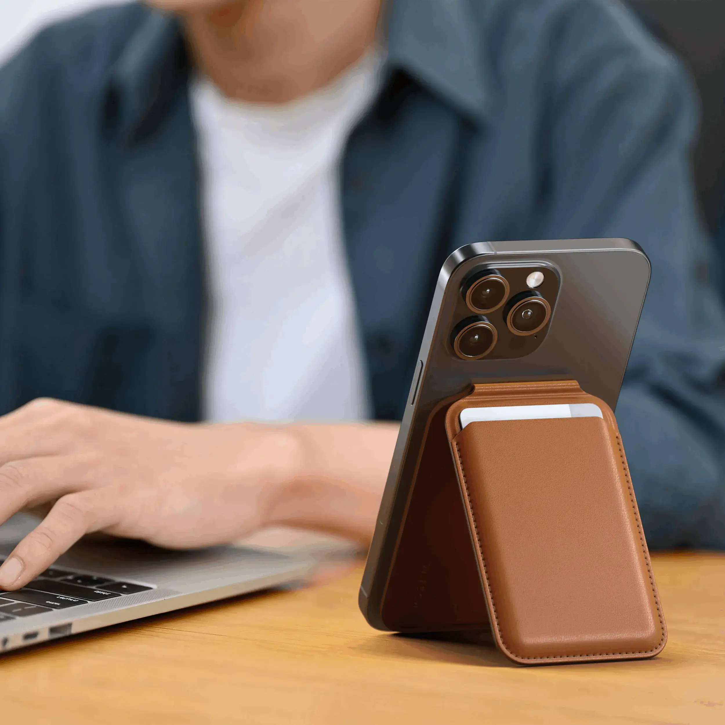Гаманець для карток з підставкою для телефона Satechi Vegan-Leather Magnetic Wallet Stand with MagSafe - Brown (ST-VLWN)