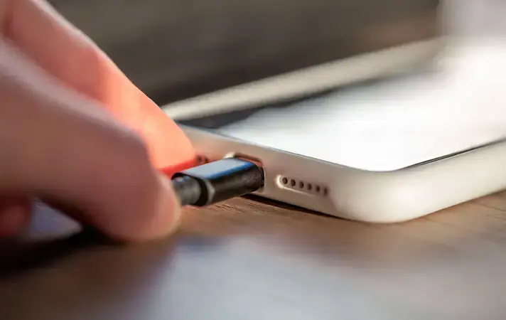Як швидко та безпечно зарядити iPhone 15?