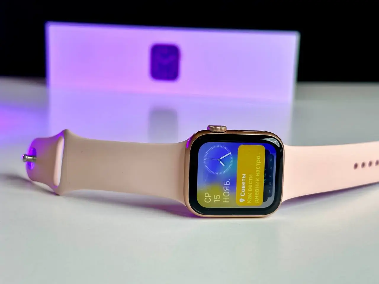 USED Apple Watch SE GPS 40mm Gold Aluminum Case with Pink Sand Sport Band (MYDN2)