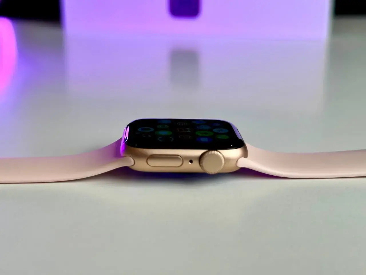 USED Apple Watch SE GPS 40mm Gold Aluminum Case with Pink Sand Sport Band (MYDN2)
