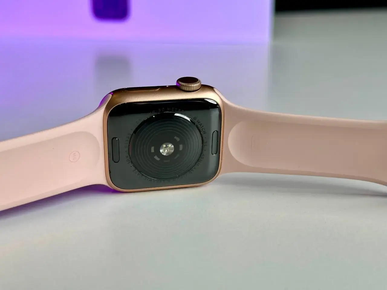 USED Apple Watch SE GPS 40mm Gold Aluminum Case with Pink Sand Sport Band (MYDN2)