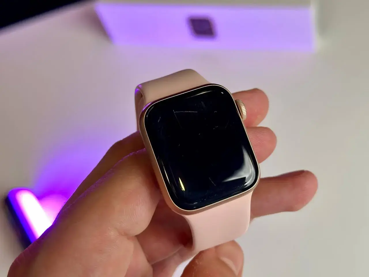 USED Apple Watch SE GPS 40mm Gold Aluminum Case with Pink Sand Sport Band (MYDN2)
