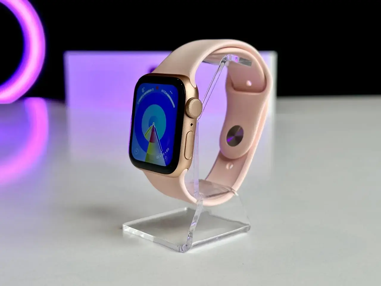 USED Apple Watch SE GPS 40mm Gold Aluminum Case with Pink Sand Sport Band (MYDN2)