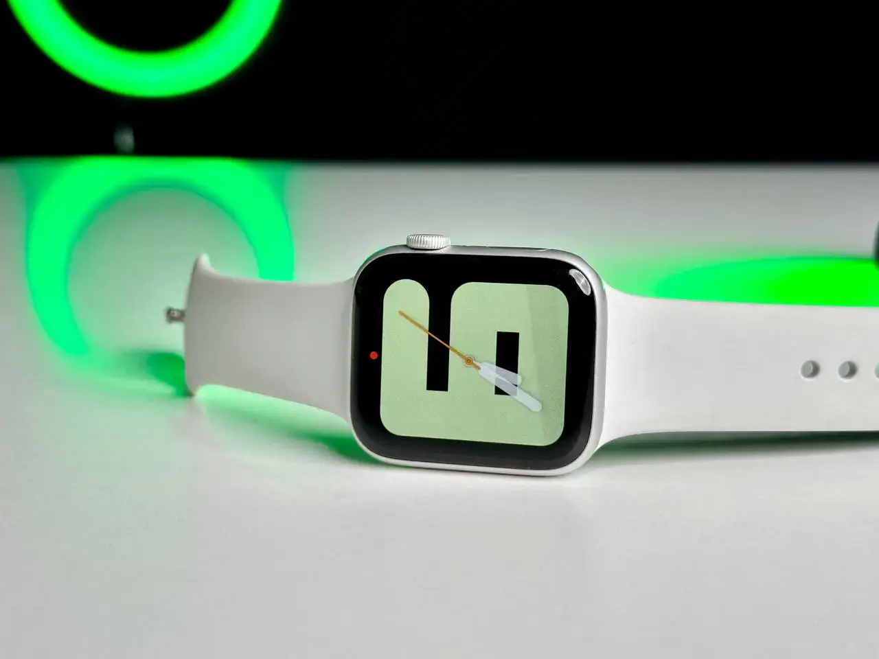 USED Apple Watch Series 5 GPS 44mm Silver Aluminum Case with White Sport Band (MWVD2)